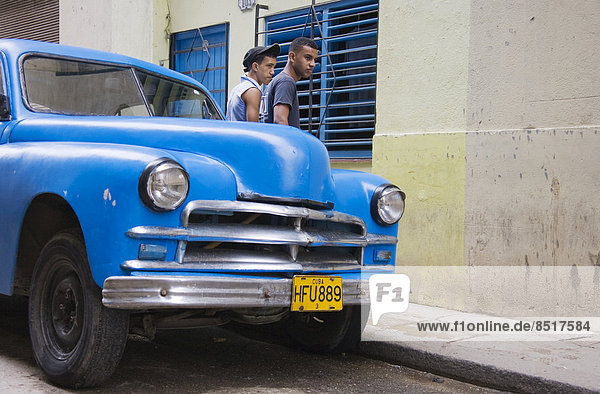 Havanna  Hauptstadt  hinter  stehend  Mann  Auto  2  Klassisches Konzert  Klassik  Kuba