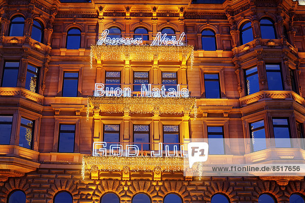 Weihnachtsbeleuchtung in verschiedenen Sprachen  Fassade Hamburger Hof  Jungfernstieg  Hamburg  Deutschland
