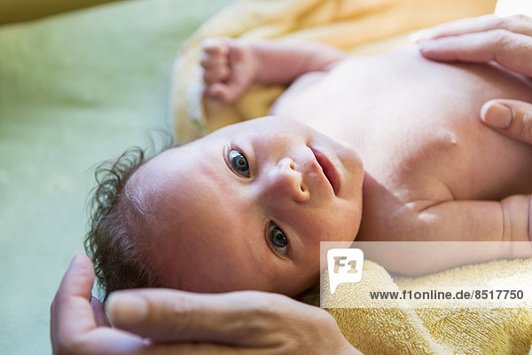 liegend liegen liegt liegendes liegender liegende daliegen Neugeborenes neugeboren Neugeborene Europäer Handtuch