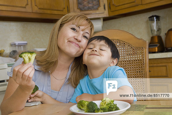 Sohn  Hispanier  Broccoli  essen  essend  isst  Mutter - Mensch