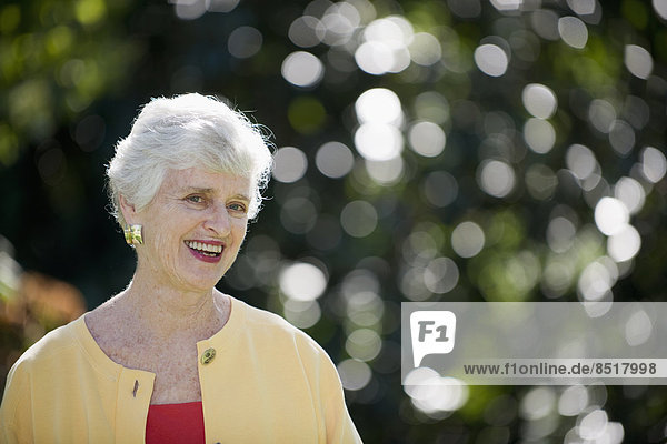 Außenaufnahme  Senior  Senioren  Europäer  Frau  lächeln  freie Natur