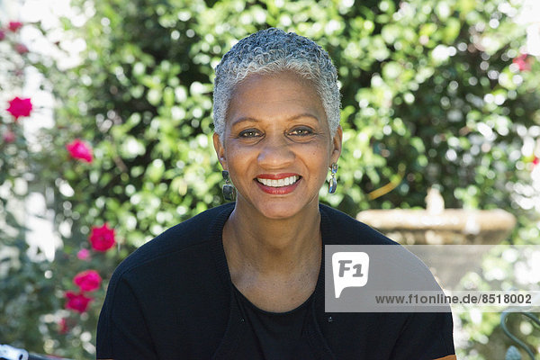 Außenaufnahme  Senior  Senioren  Frau  lächeln  schwarz  freie Natur
