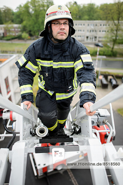 Ein Feuerwehrmann klettert eine Leiter hinauf. Foto: Robert Schlesinger