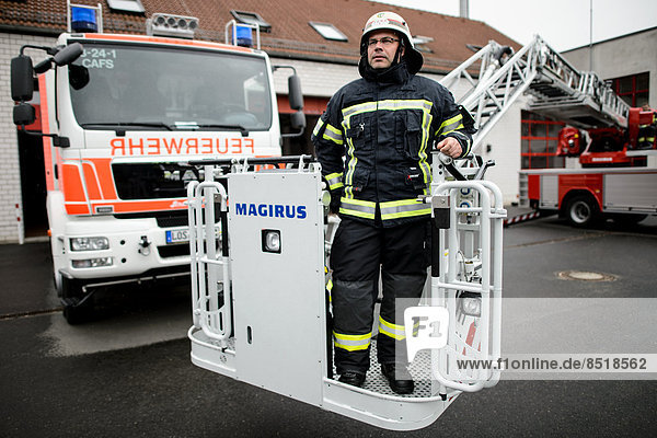 Ein Feuerwehrmann steht in einem Drehleiter-Korb. Foto: Robert Schlesinger