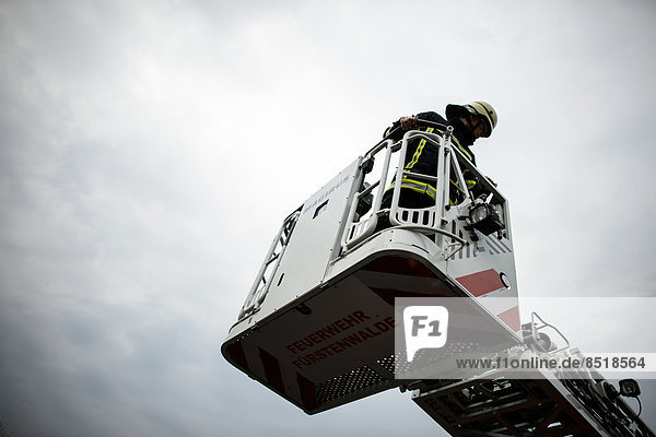 Ein Feuerwehrmann steht in einem Drehleiter-Korb. Foto: Robert Schlesinger