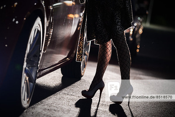 Eine Prostituierte steht an einer Strasse und wartet auf einen Freier.