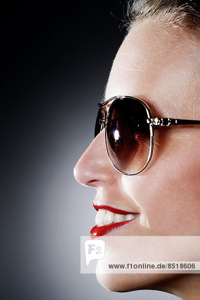 Luxus - Frau mit rotem Lippenstift und Sonnenbrille
