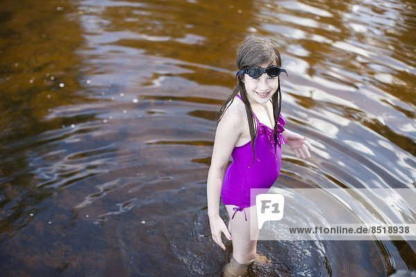 Wasser  baden  Schutzbrille  See  seicht  jung  Kleidung  Badebekleidung  schwimmen  Mädchen