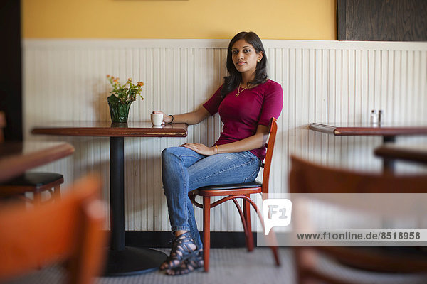 Frau  sitzend  Tasse  Restaurant  Kaffee  Tisch