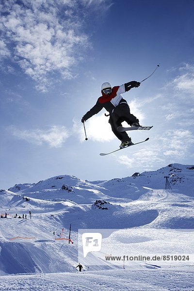 Skifahrer  französisch  springen  Alpen  Val Thorens