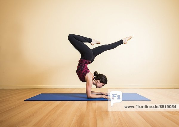 Frau  üben  jung  Yoga  Studioaufnahme