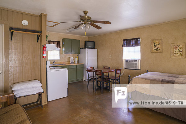 USA  Texas  einfaches  rustikales Gästehaus mit kleiner Küche  Esstisch und Bett