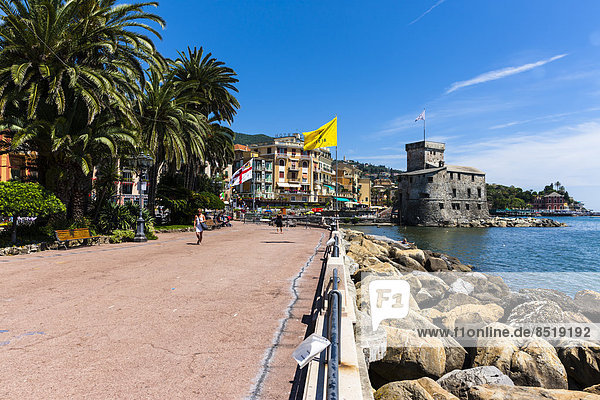 Italien  Ligurien  Rapallo  Uferpromenade und Schloss