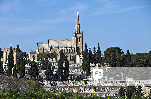 Malta,  Zejtun,  Kirche mit typisch graßeyard