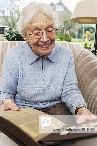 Seniorinnen beim Betrachten alter Fotos zu Hause