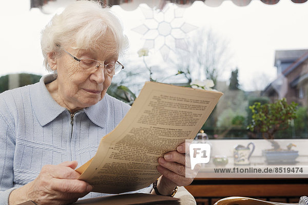 Seniorinnen beim Lesen ihres alten Ausbildungsvertrages
