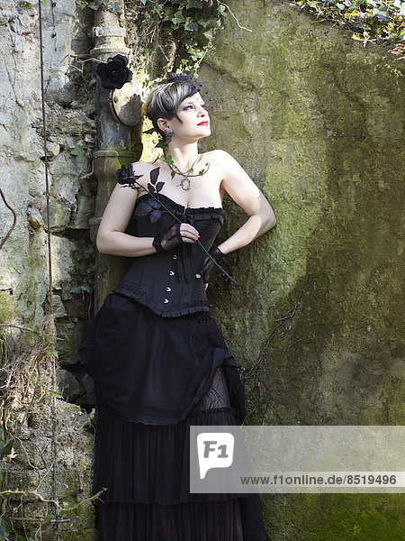 Junge Frau in Steampunk-Kleidung  ßictorianischer Stil