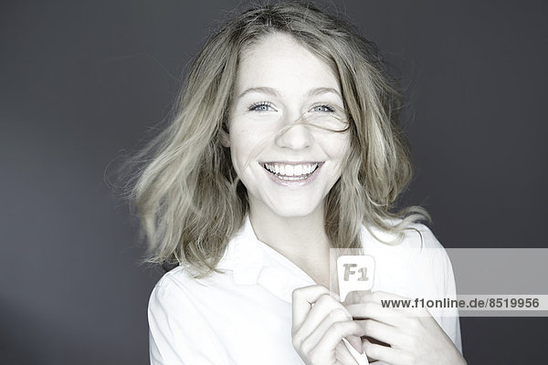 Porträt einer lächelnden jungen Frau,  Studioaufnahme