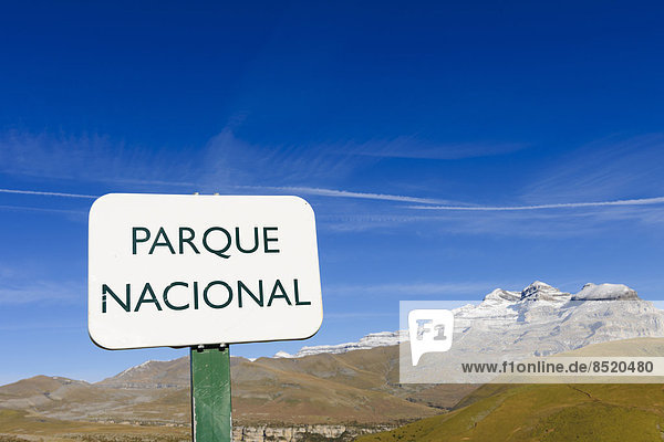 Spanien  Aragon  Zentralpyrenäen  Ordesa y Monte Perdida Nationalpark  Canon de Anisclo  Schild  Las Tres Marias im Hintergrund