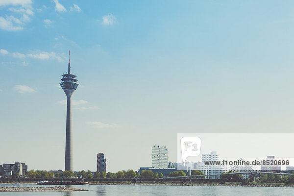 Deutschland  Nordrhein-Westfalen  Düsseldorf  Tß-Turm und Medienhafen
