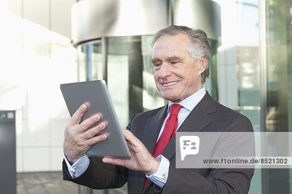 Porträt eines älteren Geschäftsmannes mit Tablet-Computer