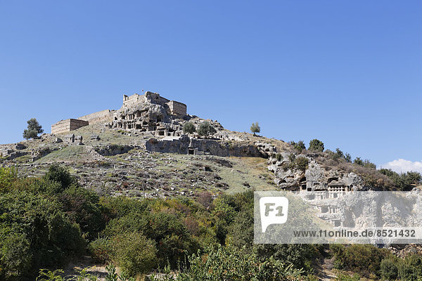 Türkei  Lykien  Antike Stadt Tlos  Akropolis mit Festung und lykischen Felsengräbern
