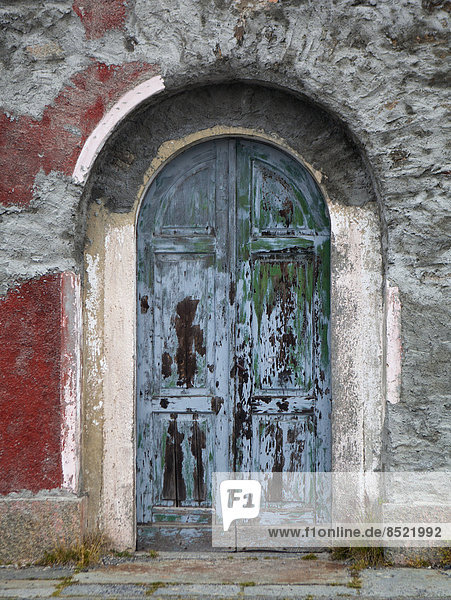 Italy  South Tyrol  ßinschgau  Old door of a building at Stelßio Pass