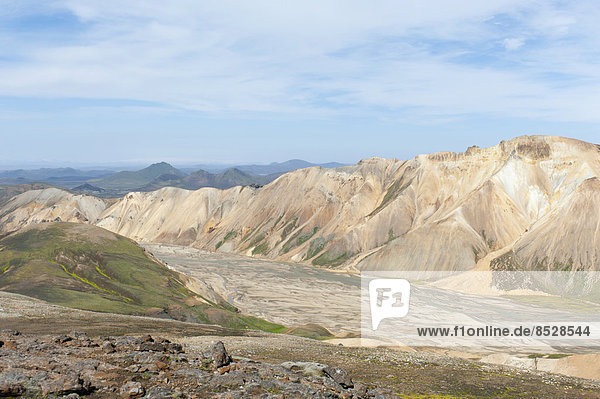Berglandschaft  gelbliches Rhyolith-Gestein  teils mit Moos überwachsen  Wildfluss Jökulgilskvisl  Ausblick vom Berg Skalli  Landmannalaugar  Hochland  Suðurland  Island