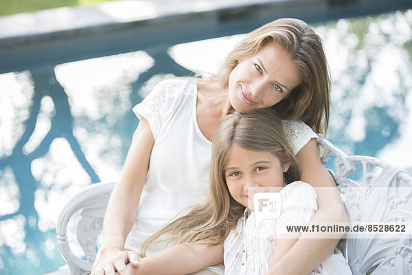 Mutter und Tochter beim Entspannen am Pool