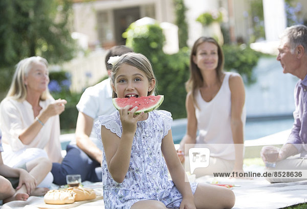 Mädchen essen Wassermelone beim Picknick