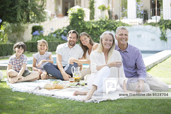 Mehrgenerationen-Familie beim Picknick im Garten