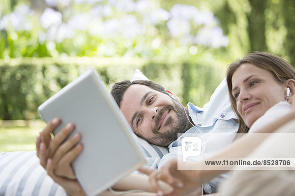 Paar mit digitalem Tablett im Freien