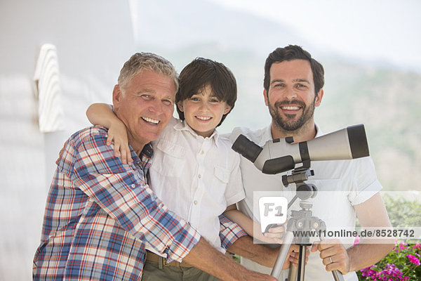 Mehrgenerationen-Männer mit Teleskop im Freien