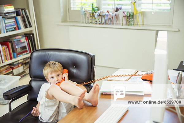Junge am Telefon im Home-Office
