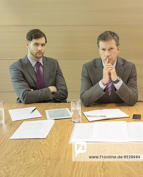 Geschäftsleute sitzen in der Sitzung