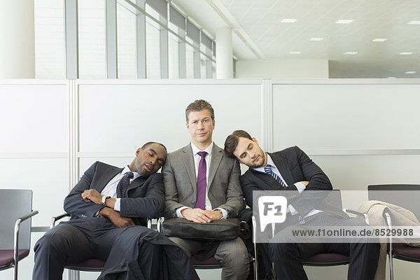 Geschäftsleute schlafen im Wartebereich