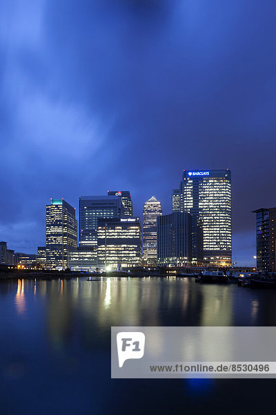Skyline des Bankenviertels Canary Wharf mit dem Blackwall Basin vorne  in der Abenddämmerung  Docklands  London  England  Großbritannien