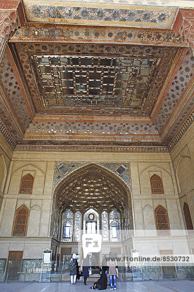 Verspiegelter Thronsaal  Chehel Sotun Palast  Isfahan  Provinz Isfahan  Persien  Iran