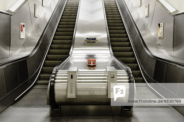 Rolltreppe in einer U-Bahn-Station in London  England  Großbritannien
