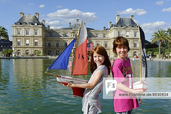 Kinder spielen mit Schiffen am Teich des Palais du Luxembourg  Jardin du Luxembourg  6. Arrondissement  Quartier Latin  Paris  Frankreich