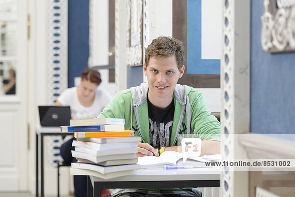 Student beim Lernen in der Bereichsbibliothek der Universität Hohenheim im Schloss Hohenheim  Stuttgart  Baden-Württemberg  Deutschland