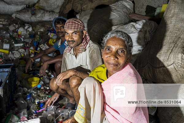 Arbeiter sortieren Plastikmüll zum Recycling  Dharavi Slum  ??Mumbai  Maharashtra  Indien