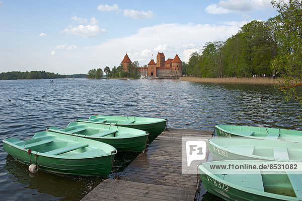 Boote vor Burg Trakai  Trakai  Litauen  Baltikum