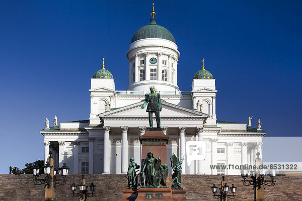 Dom von Helsinki mit Alexander II.-Denkmal  Senatsplatz  Kruununhaka  Helsinki  Finnland