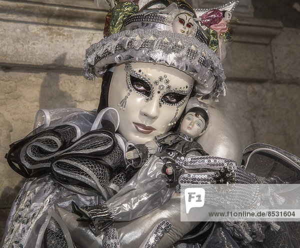 Frau im Kostüm für den Karneval von Venedig