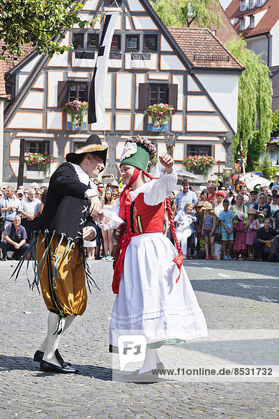 Tanz mit Bäuerin und Bauer  Fischerstechen  Ulm  Baden-Württemberg  Deutschland