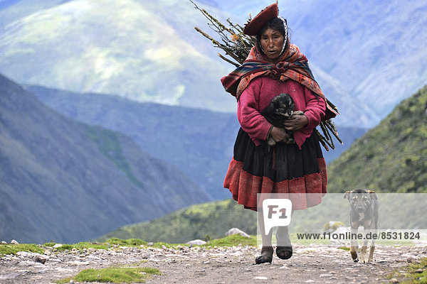 Frau Tradition geselliges Beisammensein Senior Senioren Holz Kleidung Anden Kostüm - Faschingskostüm Verkleidung Peru
