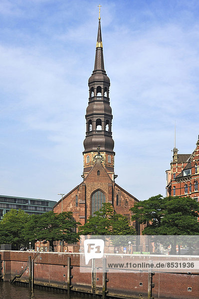 Hauptkirche Sankt Katharinen  vorne der Zollkanal  Hamburg  Deutschland