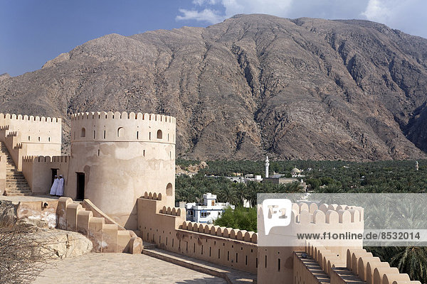 Ausblick vom Fort Nakhl  oder Husn Al Heem  Festung  über Oase Nakhl auf Jebel Nakhl Massiv  historischer Lehmbau  Al-Batinah Provinz  Sultanat von Oman  Arabische Halbinsel