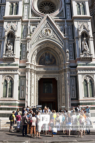 Tourists waiting to enter Florence Cathedral  Duomo Santa Maria del Fiore  UNESCO World Heritage Site  Florence  Tuscany  Italy